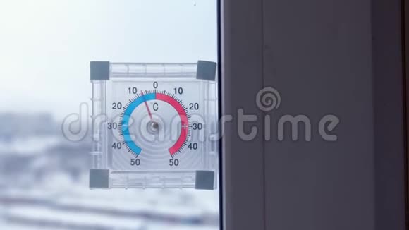 冬季负温窗上温度计视频的预览图