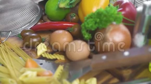 意大利菜的干面和蔬菜木制桌子上的意大利食品配料食品成分面食胡椒视频的预览图