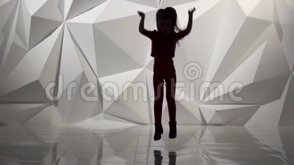 孩子跳舞坐在绳子上剪影慢动作地理抽象背景视频的预览图