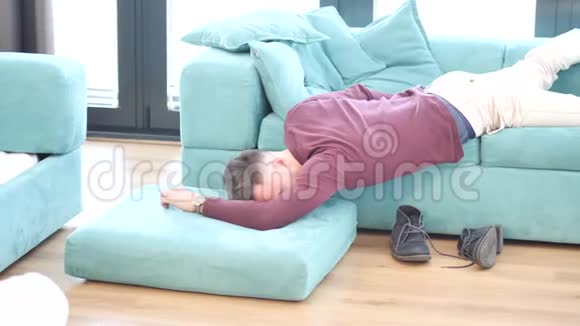 醉汉躺在沙发上头靠在地板上视频的预览图