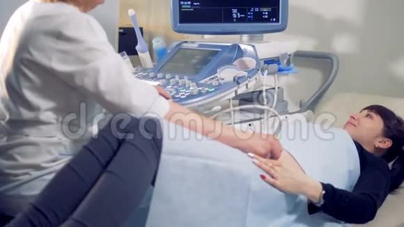 在特殊设备的帮助下对孕妇进行超声波处理视频的预览图
