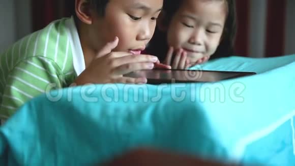 亚洲儿童一起玩数字平板电脑视频的预览图