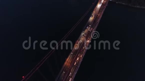 4月25日黄昏时分汽车穿过大桥视频的预览图