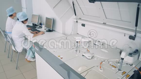 两名医生坐在电脑前实验室测试设备正在进行中视频的预览图
