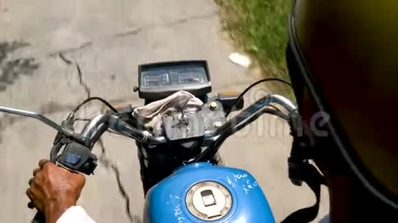 越南街头或乡村道路上骑摩托车摩托车或摩托车的男子视频的预览图