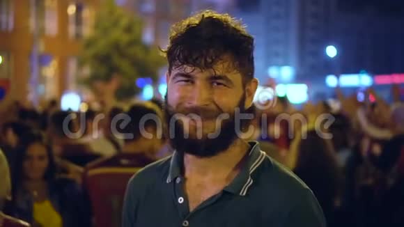 男子微笑着穿着绿色T恤在夜城足球胜利后视频的预览图