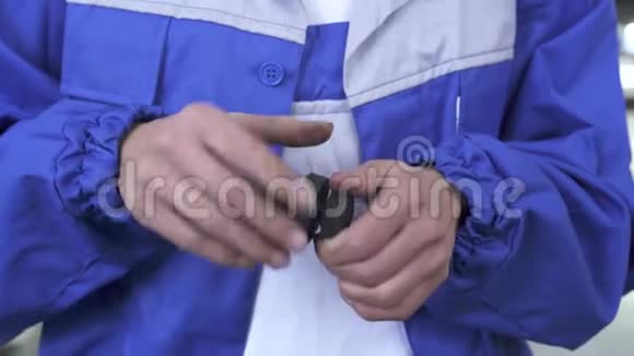 汽车机械师在螺栓上拧螺母检查螺纹以便在汽车维修中使用它视频的预览图