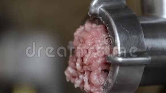 肉用绞肉机磨碎皮肉从电动绞肉机上掉下来视频的预览图