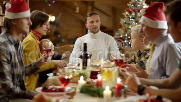 一家人在圣诞餐桌旁聊天一家人把鸡端到餐桌上视频的预览图