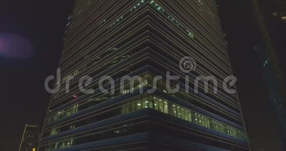 夜间摩天大楼有发光的窗户视频的预览图