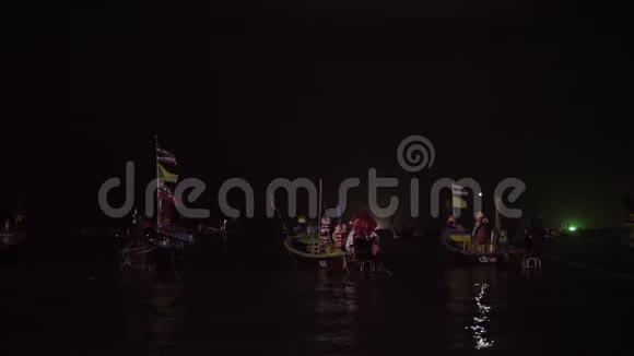 渔船漂浮在海里夜间捕鱼视频的预览图
