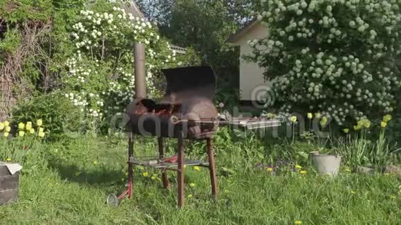 自制烤架用来煎烤串视频的预览图