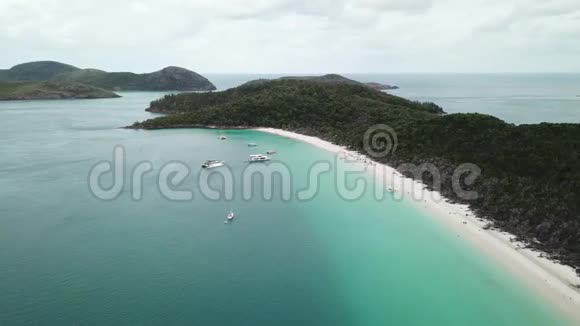 怀特海文海滩空中镜头澳大利亚的Whitsunday群岛青绿色的完美水视频的预览图