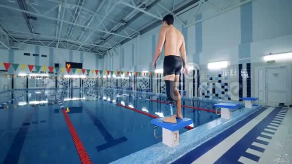 有人造腿的人在训练时站在游泳池附近视频的预览图