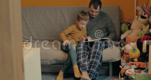孩子和爸爸在家学习视频的预览图