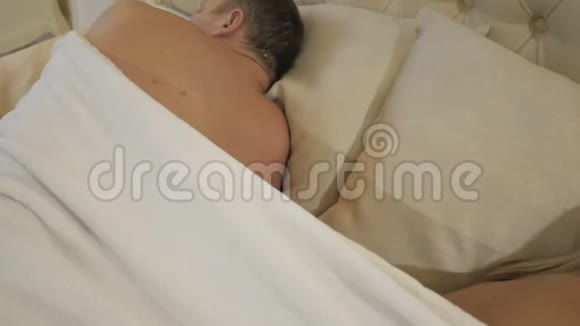 一对情侣躺在床上视频的预览图
