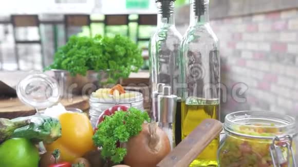 用蔬菜酱烹调自制意大利面食的配料蔬菜和食品准备调料视频的预览图