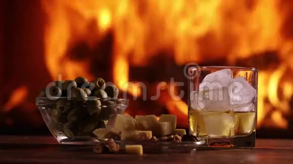 一杯威士忌和一盘奶酪橄榄和坚果视频的预览图