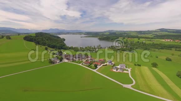 奥地利萨尔茨堡附近的沃勒西湖鸟瞰图视频的预览图
