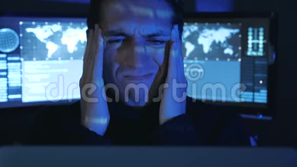 戴眼镜的职业程序员疲劳的肖像在计算机上过度工作他感到头痛视频的预览图
