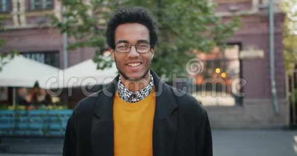 美国黑人男子站在外面微笑的慢镜头画像视频的预览图