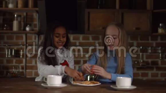 厨房里有饼干遮住眼睛的有趣女孩视频的预览图