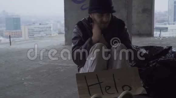 几个无家可归的人搓手取暖视频的预览图