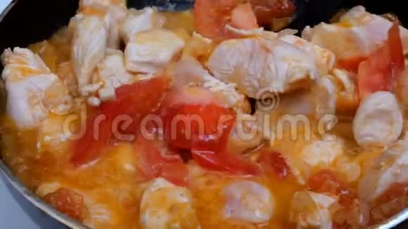 自制厨房为意大利面做酱汁或调料新鲜美味的蔬菜西红柿洋葱胡椒油炸和混合视频的预览图