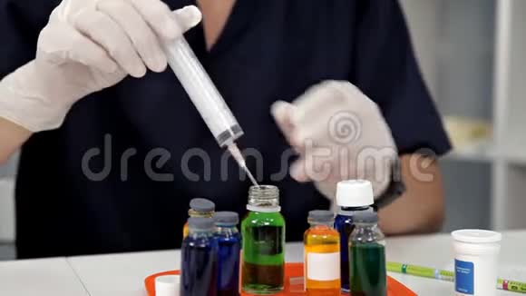 实验室里的医生或科学家拿着装有液体疫苗的注射器给儿童或老年人或治愈动物视频的预览图