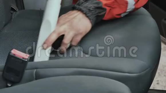 工人用吸尘器清洁乘客座椅视频的预览图