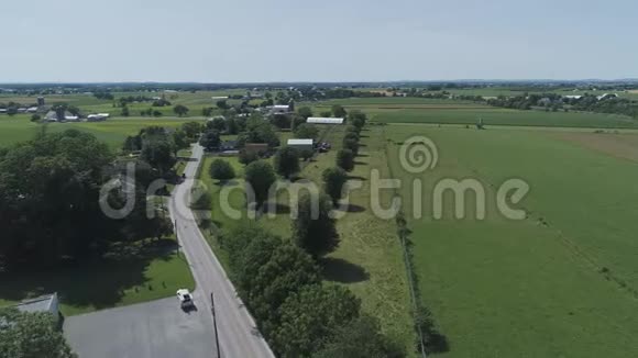 从空中俯瞰一匹阿米什马和马车沿着道路行驶视频的预览图