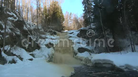 朱坎科斯基瀑布景观四月早晨俄罗斯卡雷利亚视频的预览图