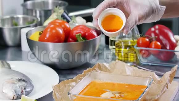 餐厅厨房厨师在玻璃深盘子里的汤里加一个酱汁视频的预览图