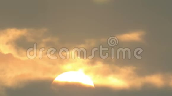 太阳盘在乌云上视频的预览图