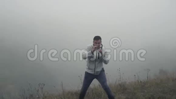 男子拳击手在雾中晨练视频的预览图