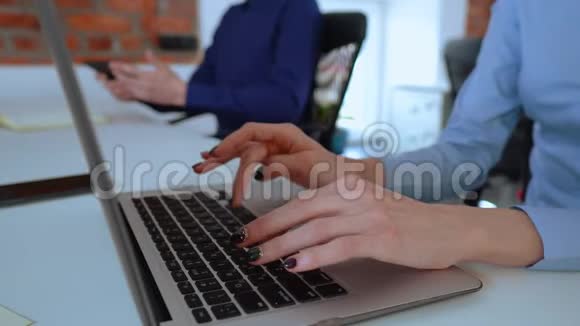 女性手在笔记本电脑上打字的特写镜头视频的预览图