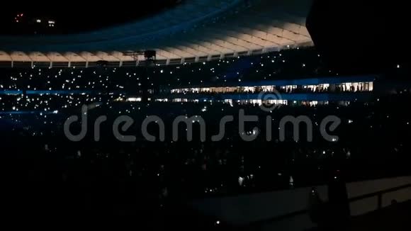 成千上万的人看着一场摇滚音乐会用雪橇点燃手电筒视频的预览图