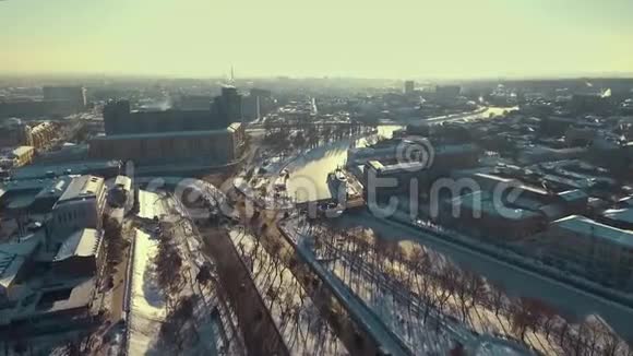 乌克兰哈尔科夫2016年12月13日冰雪覆盖的城市景观空中洛潘河视频的预览图