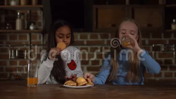 在厨房里喝果汁的各种放松的孩子视频的预览图