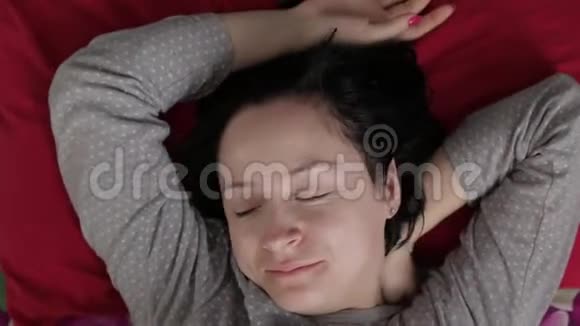 困倦的年轻女人不想早上醒来顶部视图视频的预览图
