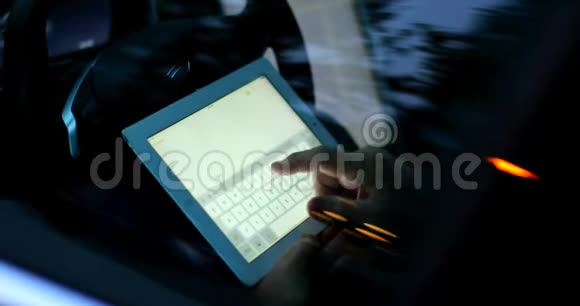 4k车里有笔记本电脑的商人视频的预览图