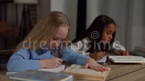 两个不同的茶座女孩在家做作业视频的预览图