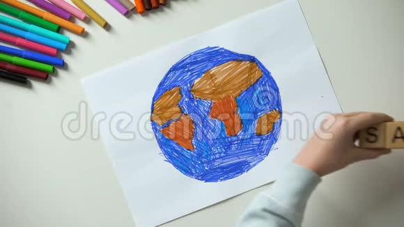 儿童在行星绘画上放置单词和心脏标志生态概念视频的预览图