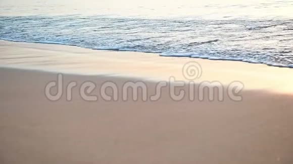 缓慢移动美丽的海浪泡沫冲洗光滑的白色沙滩视频的预览图