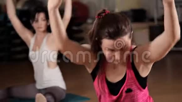 年轻女孩在垫子上做瑜伽练习健康生活方式和运动的概念一系列练习视频的预览图