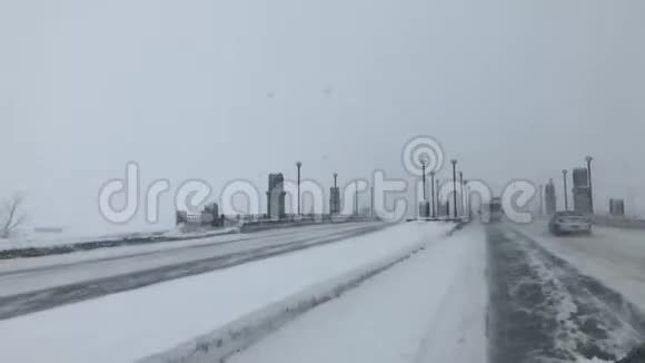 本米吉MN20FEB2019POV驾驶在密西西比河上的一座桥上的雪街视频的预览图