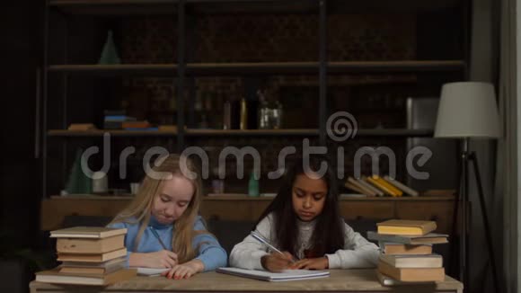 疲惫的女学生在书堆里学习视频的预览图