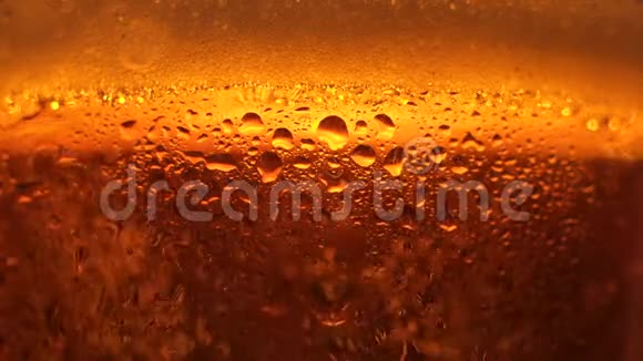 极端的特写透明玻璃充满新鲜工艺啤酒上升气泡缓慢视频的预览图