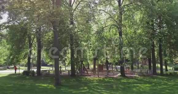 城市公园操场树木自然视频的预览图
