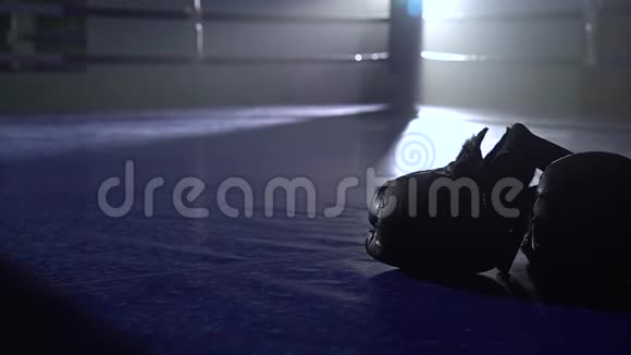 拳击手套躺在戒指的地板上关门视频的预览图